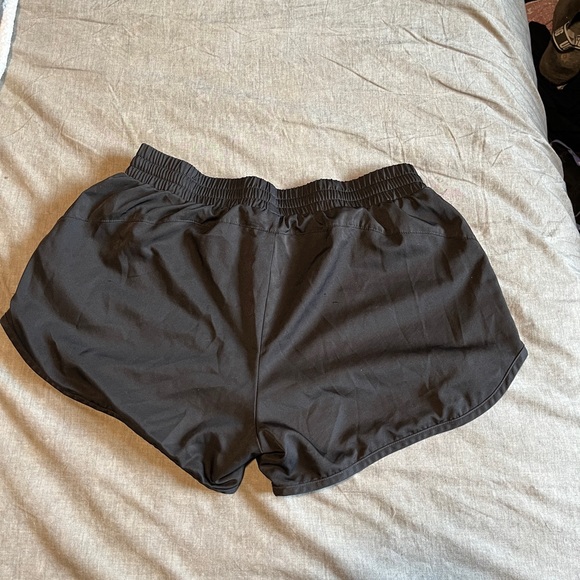 XL Women’s Puma Shorts - Picture 2 of 2